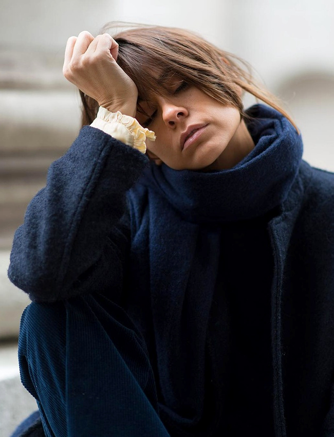 Rien de tel qu'un petit d�tail f�minin et inattendu pour �gayer un total look bleu marine