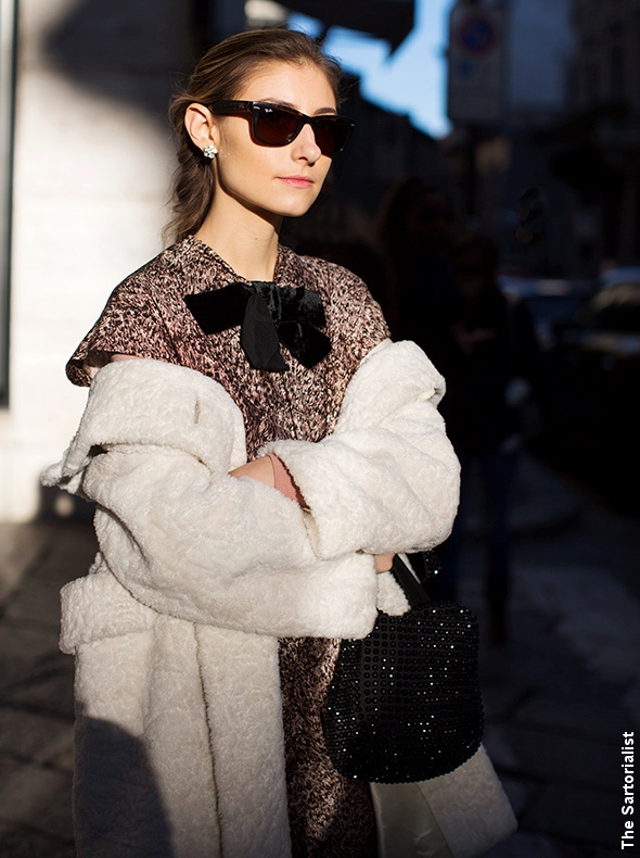 Femme Avec Le Sac Louis Vuitton Et Manteau De Fourrure De Mouton