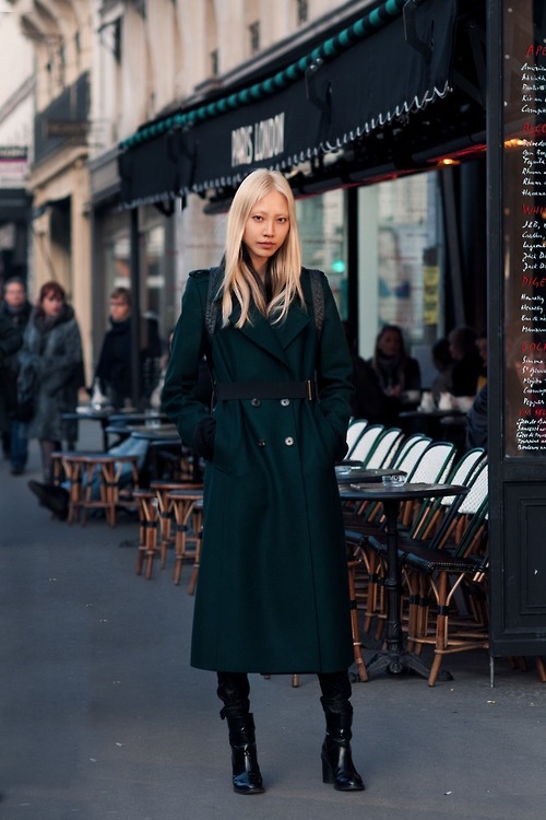 comment porter un long manteau noir