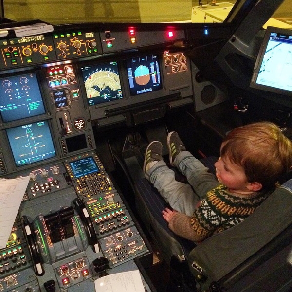 Charles dans la cabine de pilotage