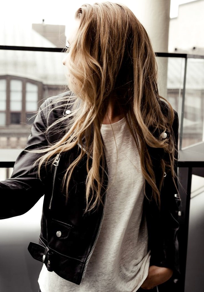 Tee-shirt loose + cheveux d�tach�s + perfecto en cuir noir = le bon mix