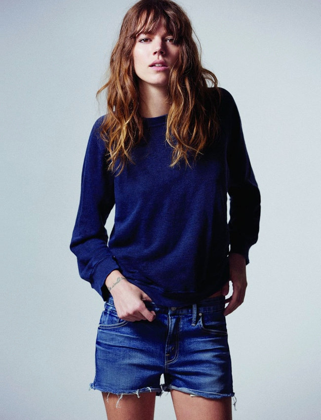 On aime quand le sweat bleu marine vient sagement r�chauffer un short l�g�rement destroy