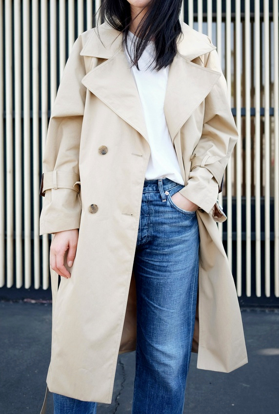 Travaill� en mode finement oversize, le trench camel gagne en singularit�