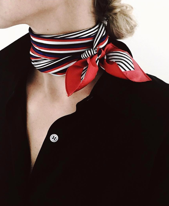 Ce printemps, on pense � nouer nos foulards ray�s pr�s du cou