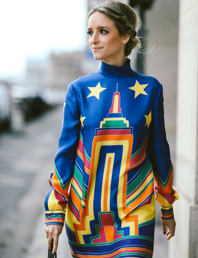 Rien de tel qu'un chignon flou tress� pour apaiser une robe de super-h�ro�ne