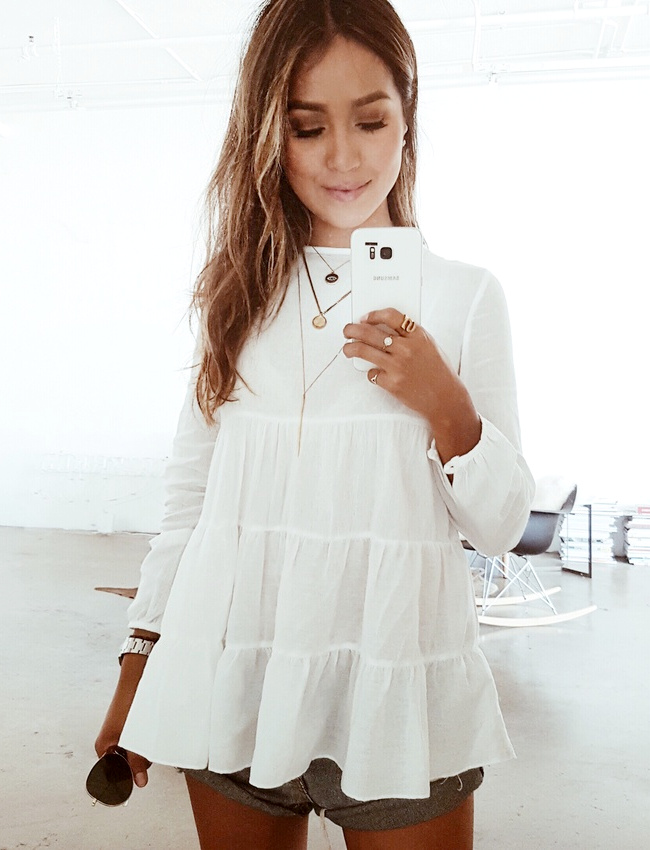 On ne se lasse pas du duo short en jean destroy/blouse blanche romantique !