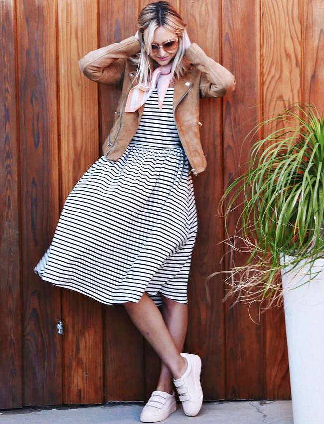 Perfecto en daim caramel + robe midi � rayures + baskets blanches = le bon mix