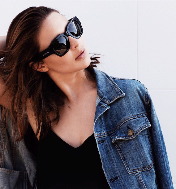 Rien de tel qu'une immense paire de lunettes noires pour glamouriser le duo caraco/veste en jean