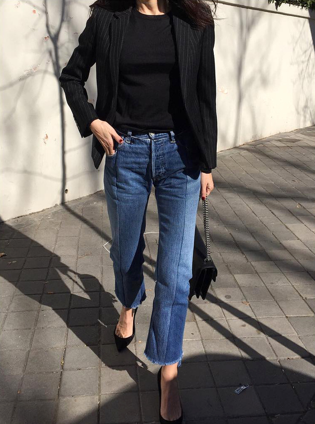 Rien de tel qu'un jean flare coup� court sur la cheville pour accompagner des escarpins noirs !