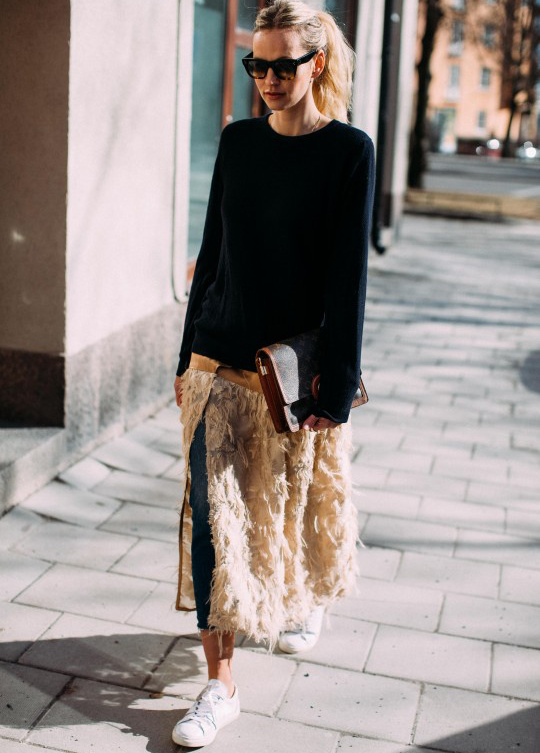 On aime quand la jupe en plume se pense en mode midi !