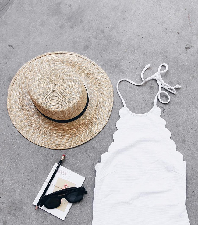 Wanted : un maillot de bain une pi�ce blanc aux bords festonn�s