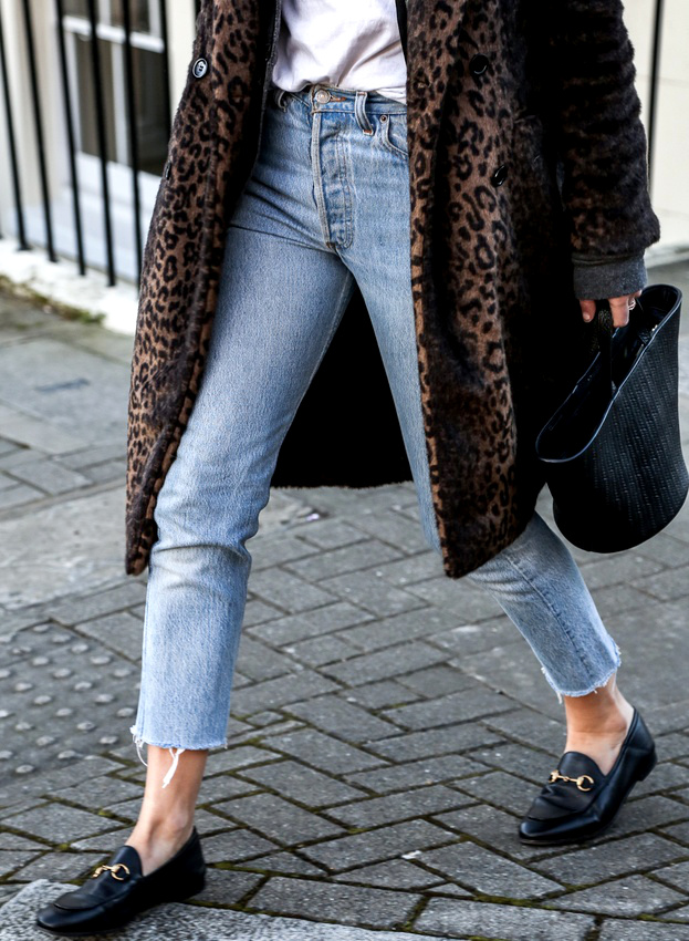 Mocassins noirs + jean coup� court sur la cheville + manteau imprim� l�opard = le bon mix