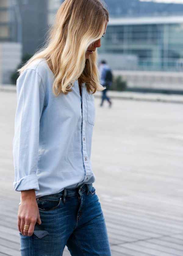 On ne se lasse pas du duo chemise en chambray/jean boyfriend !