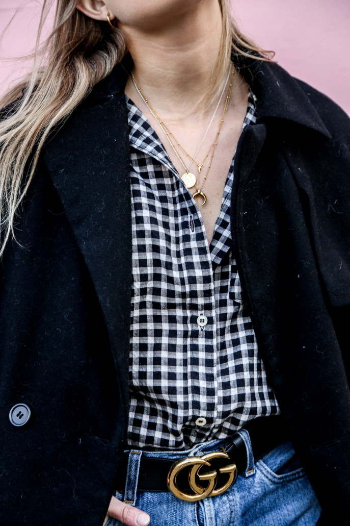 Chemise vichy + jean taille haute + multiples fines cha�nes dor�es = le bon mix