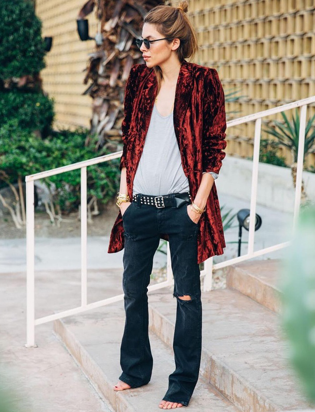 Port� avec un jean flare l�g�rement destroy, le velours moir� gagne en casualness