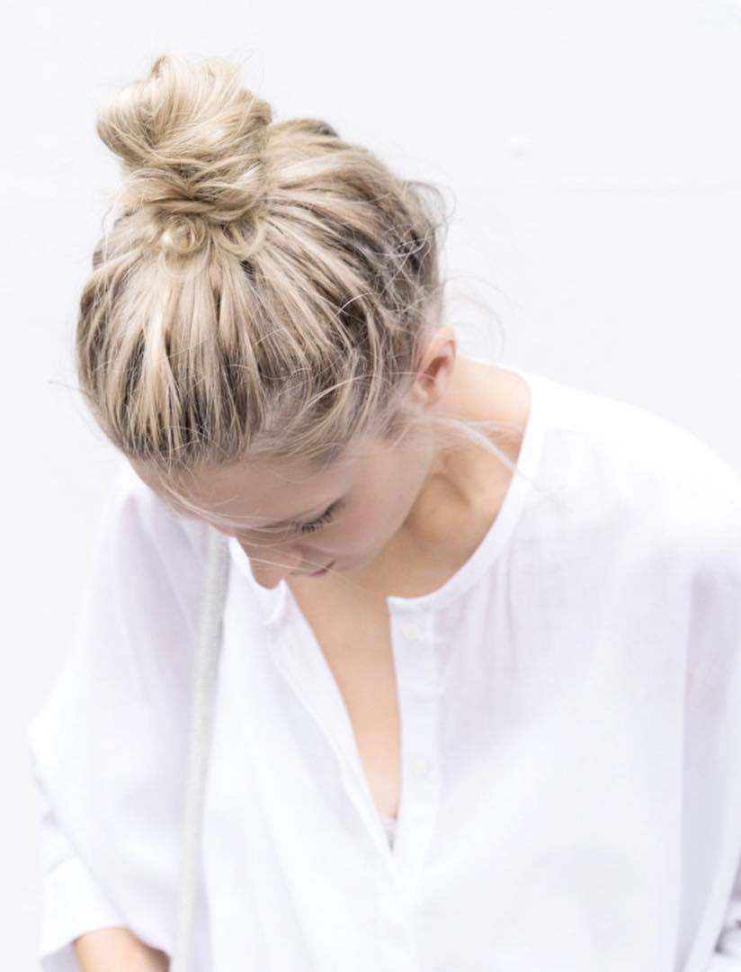 Chignon haut sur cheveux blonds + chemise blanche = le bon mix