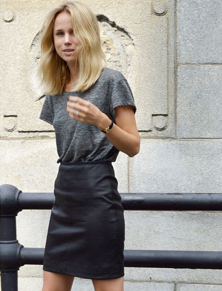 Jupe en cuir taille haute noire + tee-shirt loose gris = le bon mix
