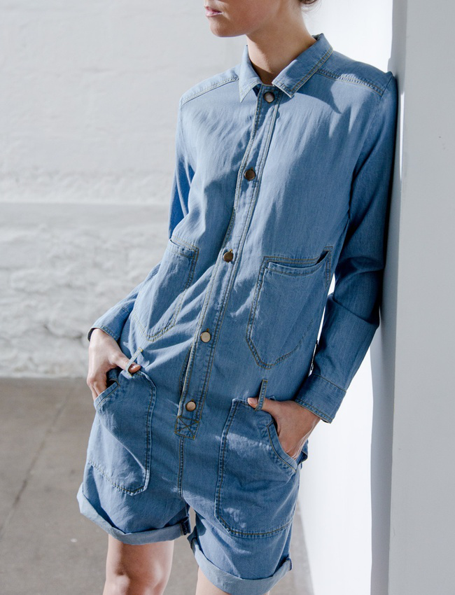 Avec sa coupe l�g�rement loose et sa d�gaine de chemise en jean, cette combishort Polder a tout bon !