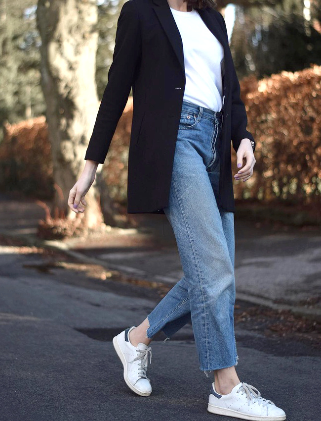 Le look nineties blazer noir/jean 501/tee-shirt blanc/Stan Smith n'a pas pris une ride !