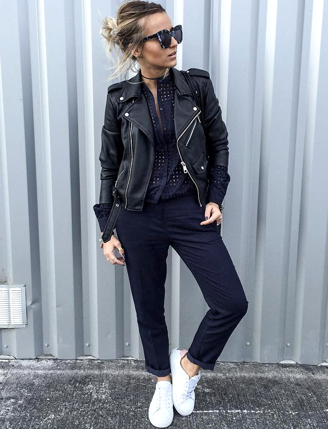 Rien de tel qu'un perfecto en cuir noir pour twister une combinaison bleu marine !