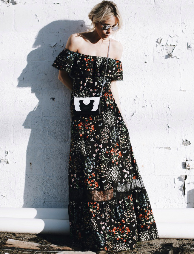 Entre d�collet� Bardot et imprim� fleuri sur fond noir, cette longue robe a tout bon !