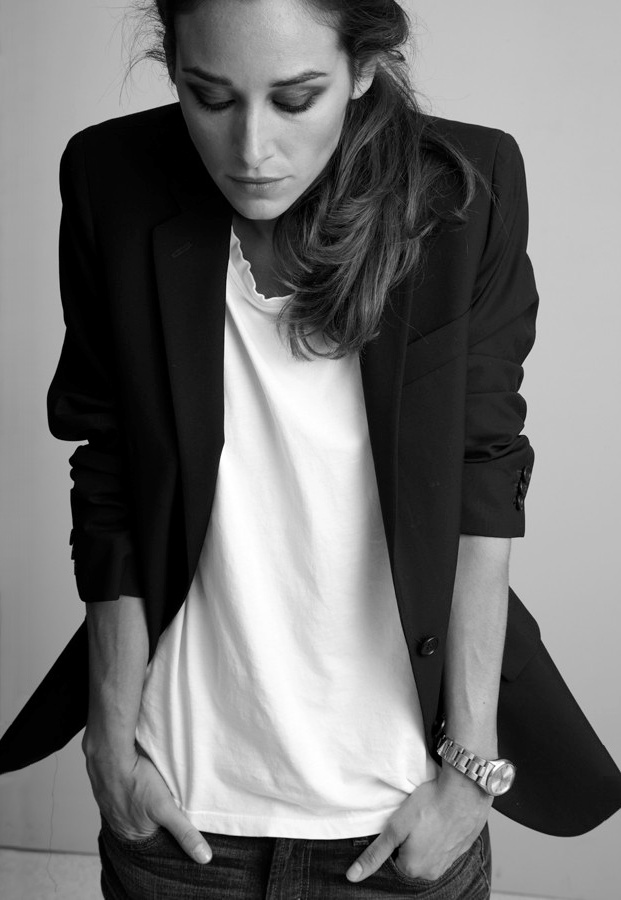 Blazer noir + tee-shirt blanc � l'encolure distendue + montre d'homme = le bon mix