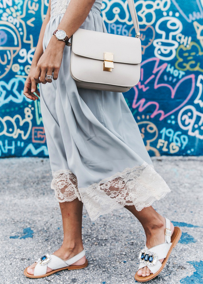 Sac blanc cass� + robe bleu fum�e = le bon mix