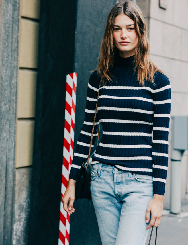 Pull marini�re + jean destroy + cheveux port�s au naturel = le bon mix