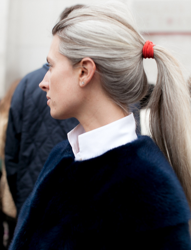 Rien de tel qu'une queue de cheval haute pour souligner un profil !