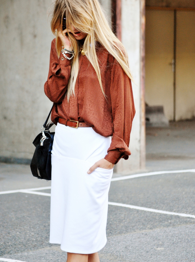 Jupe droite blanche + chemise floue caramel = le bon mix