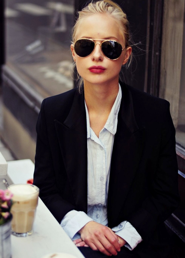 Lunettes de soleil aviateurs + trait de rouge � l�vres + blazer noir = le bon mix