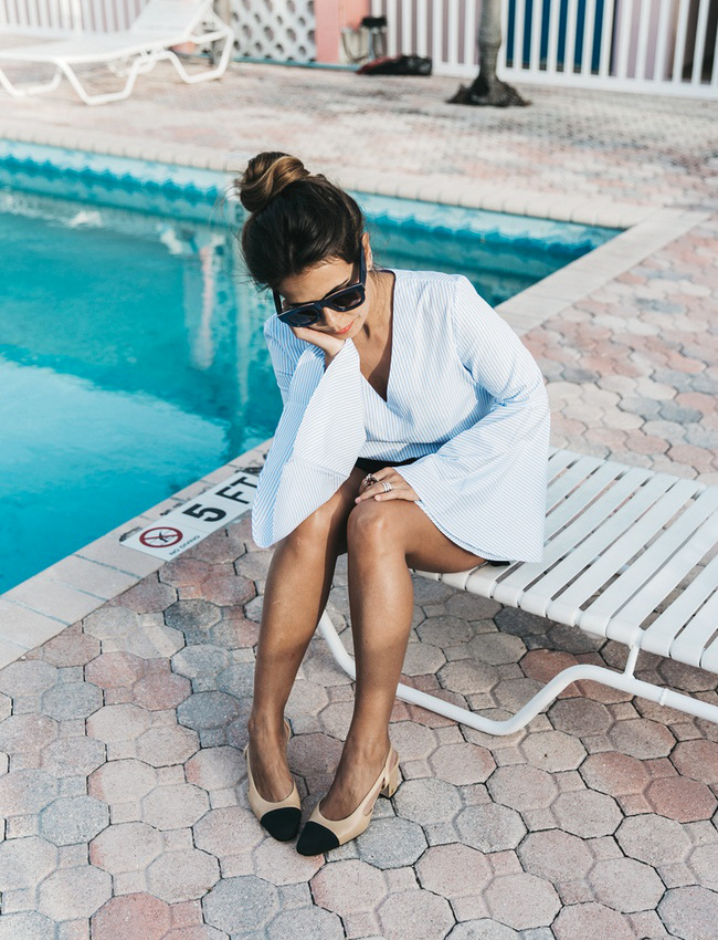 Oui � la fusion entre manches pagodes et fines rayures masculines !