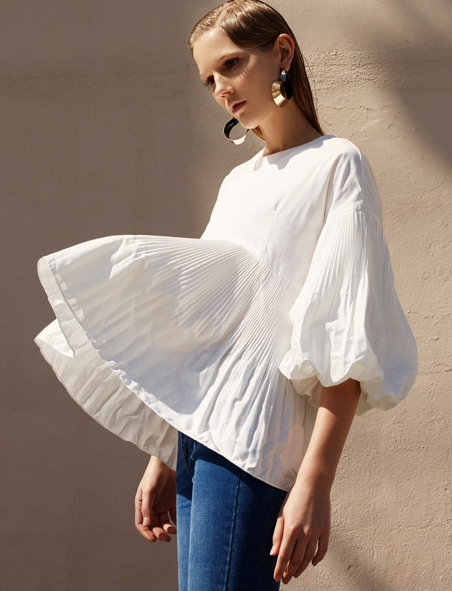 Entre ampleur audacieuse et monochrome immacul�, cette blouse a tout bon !