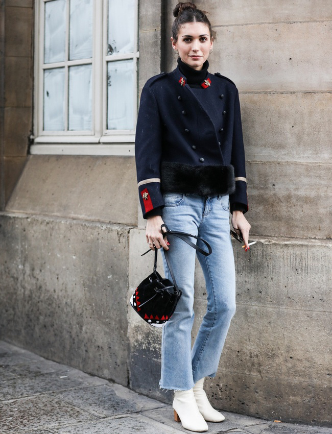 Veste militaire bleu marine + jean flare raccourci + bottines blanches = le bon mix