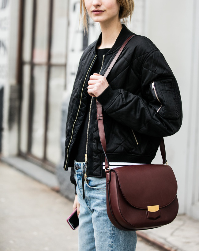 Oui au t�lescopage entre bombers noir et sac classique chic marron chocolat !
