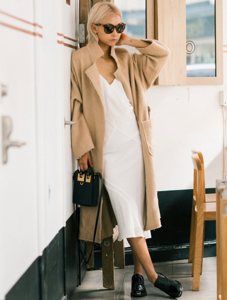 On aime quand robe ultra f�minine et souliers masculins se t�lescopent !