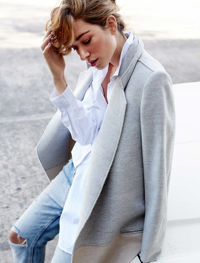 On aime quand un jean d�chir� au genou vient perturber un look classique !