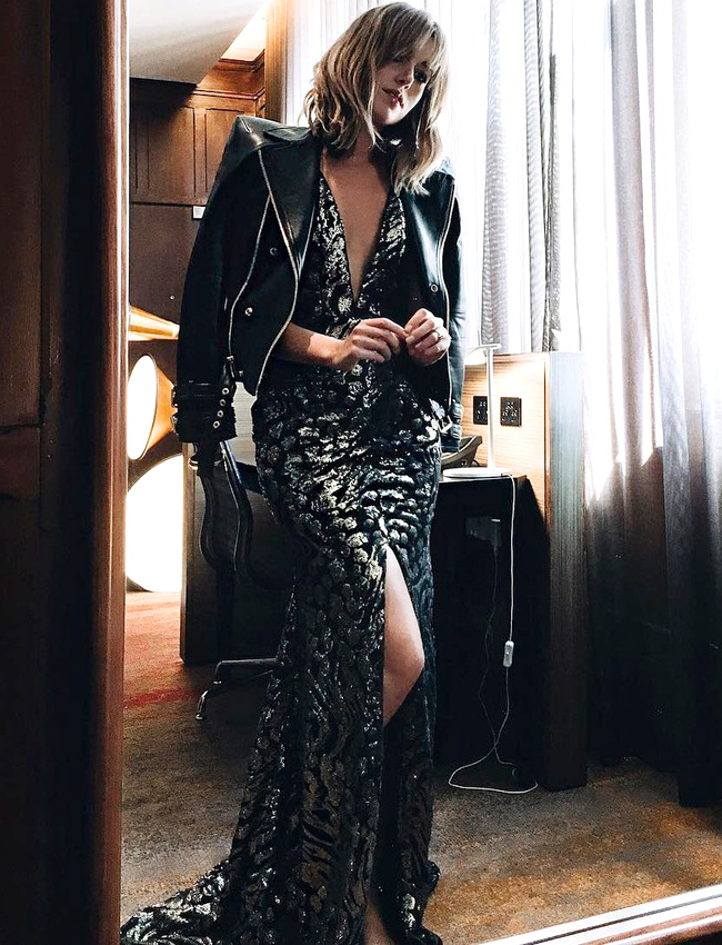 Rien de tel qu'un perfecto en cuir pour apaiser une sensuelle robe du soir !