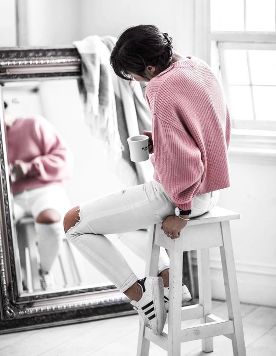 Rien de tel qu'un pull rose cosy pour adoucir un slim d�chir� !