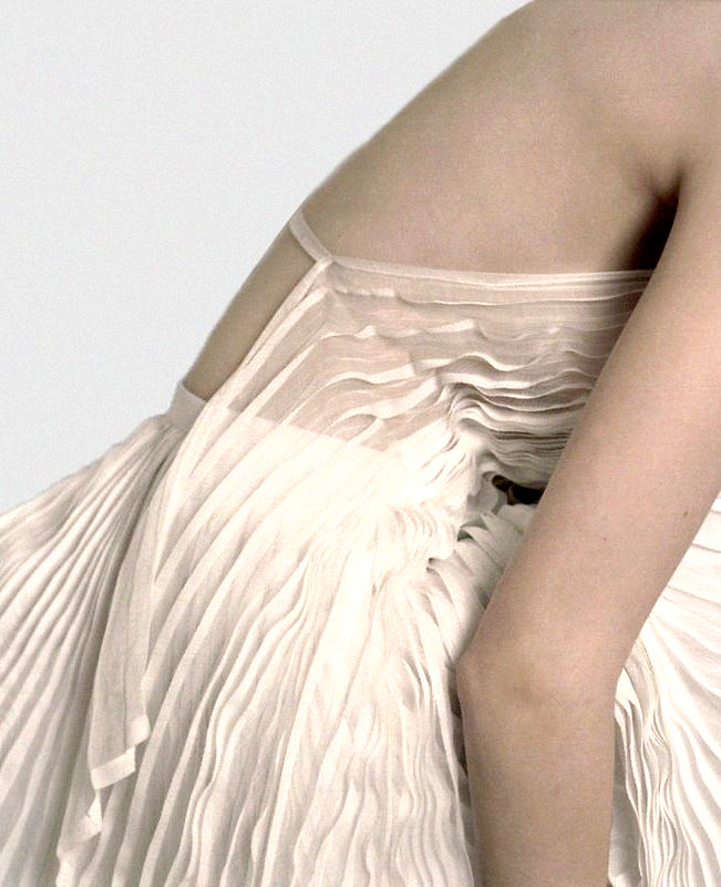 Entre �toffe diaphane et pliss� g�n�reux, la magie d'Issey Miyake est �ternelle !