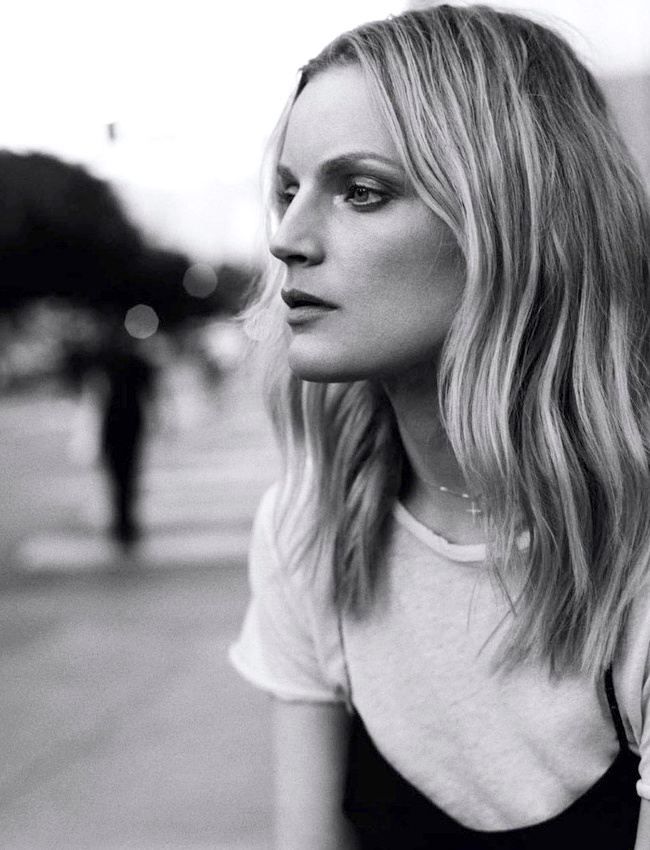 Slip dress + tee-shirt blanc vieilli = le bon mix