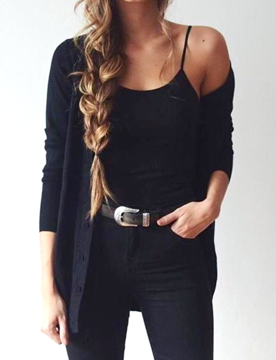 Rien de tel qu'une longue tresse floue port�e sur le c�t� pour habiller un look monochrome !