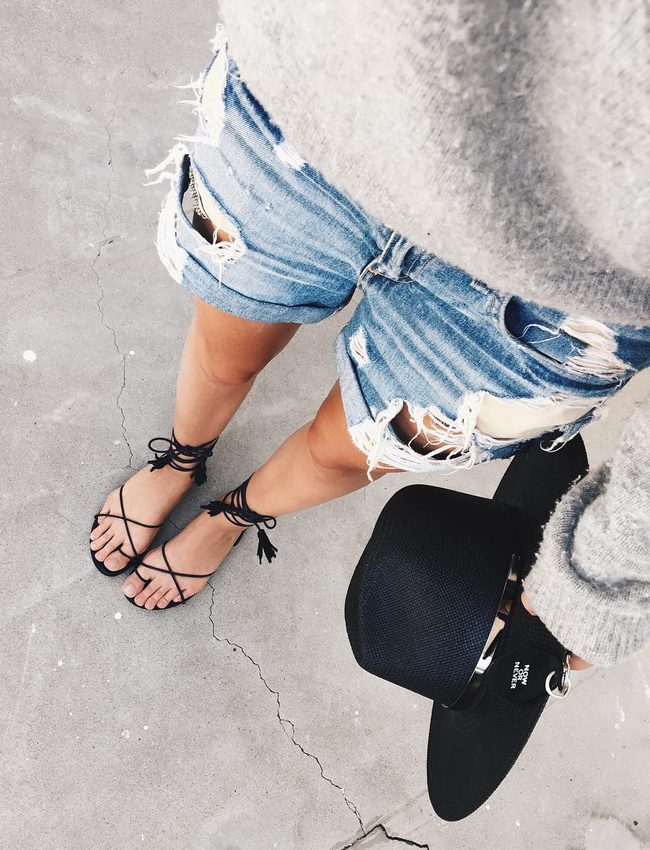 H�te de troquer nos baskets contre une paire de tr�s fins nu pieds !