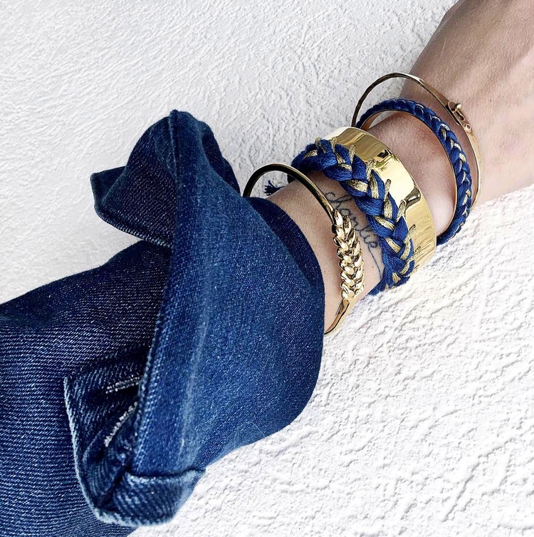 L'accumulation de bracelets Aur�lie Bidermann, ou comment relever une simple chemise en jean