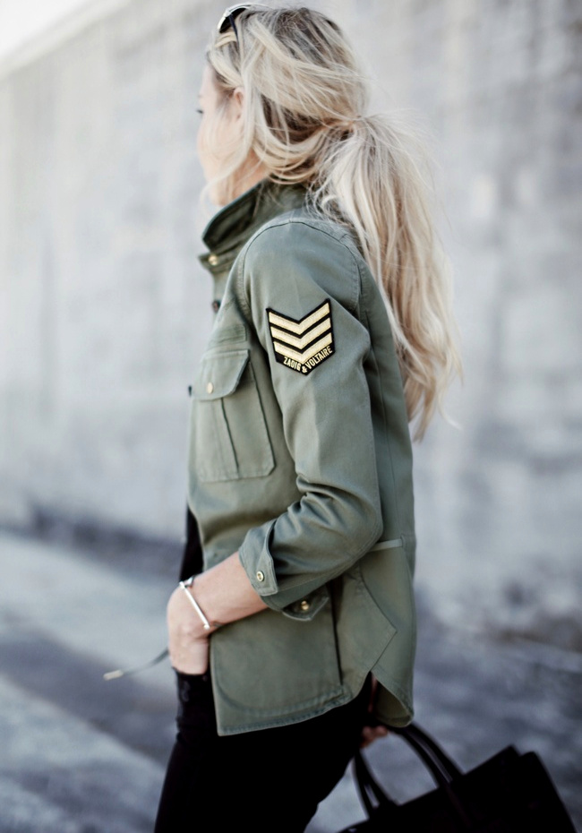 Oui au t�lescopage entre sur-chemise militaire, queue de cheval d�sinvolte et slim noir !