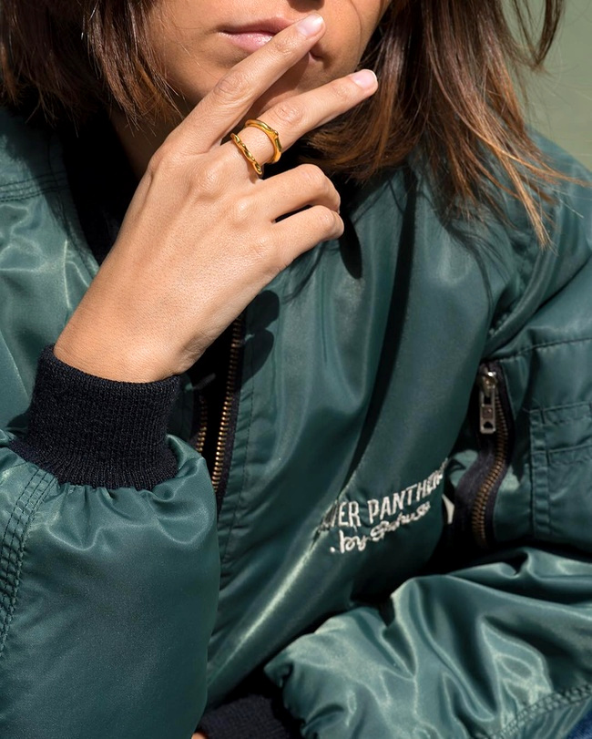 Rien de tel que quelques bagues dor�es pour f�miniser un bombers !