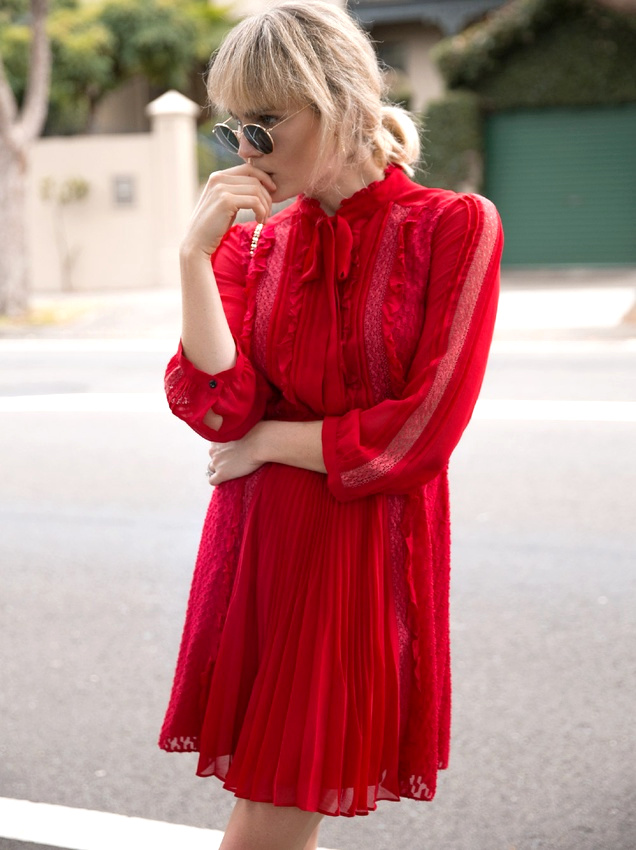 Wanted : une robe rouge semblant issue d'une boutique vintage