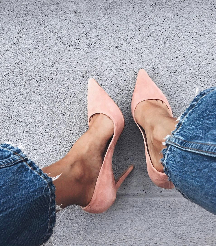 Escarpins en daim rose p�le + peau bronz�e + jean brut effiloch� = le bon mix