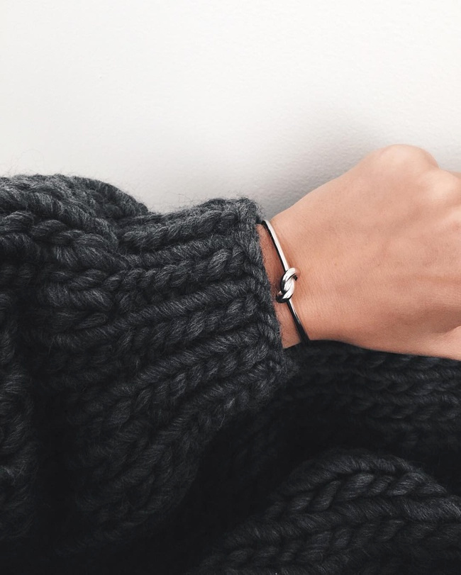 On aime quand l'opulence douillette de la maille rencontre la finesse du m�tal