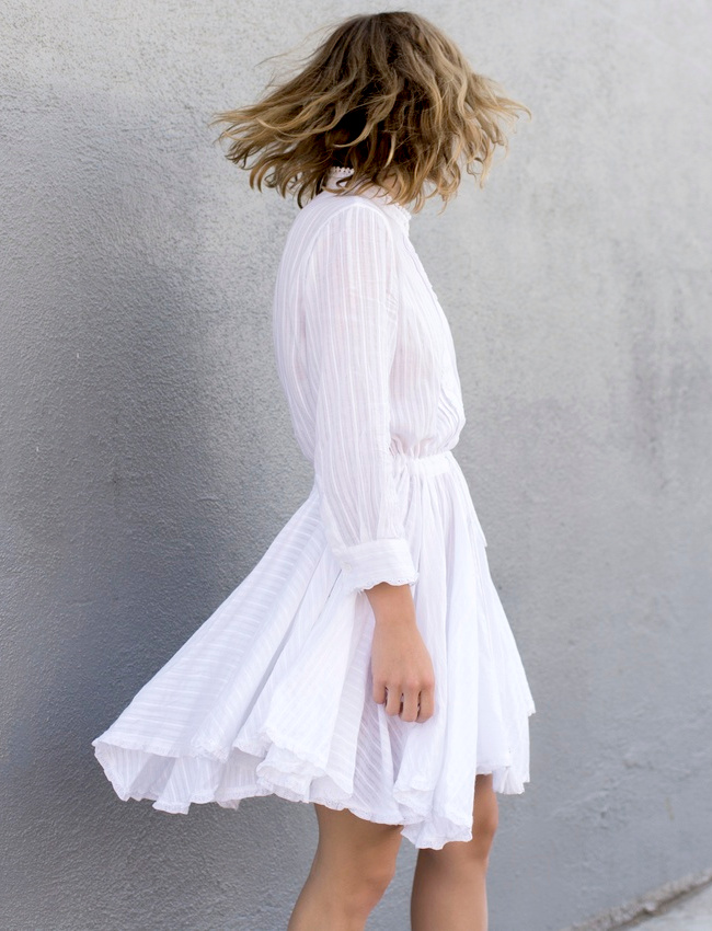 Avec ses godets asym�triques et son coton l�ger, cette robe blanche a tout bon !